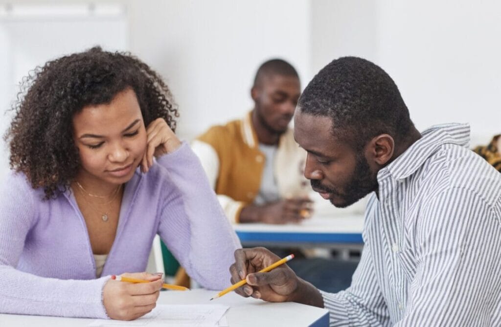 Bolsas de Intercâmbio para Jovens Negros: programas de bolsas ao redor do mundo 3 Estudante negra preparando candidatura para bolsa de intercâmbio no notebook