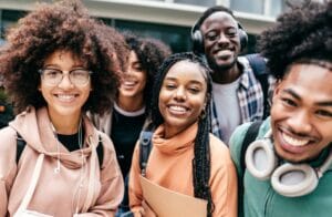 Bolsas de Intercâmbio para Jovens Negros: programas de bolsas ao redor do mundo 2 Jovens negros em universidade internacional pesquisando bolsas de intercâmbio