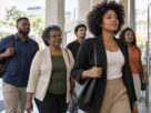 Grupo de adultos negros caminhando em direção a um prédio público